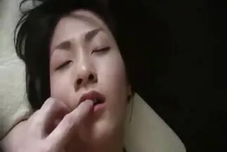 Egy lány fehér pólóban, házi pornóból, rák pózában, videokamerán amatör szexvideo