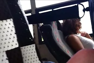 A ingyen porno amatör lány felébresztette barátját, és házi pornóra csábította a hálószobában.