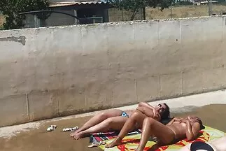Kopasz osztálytárs barátnőit dugja egy cigány csaj szex forró bandában.