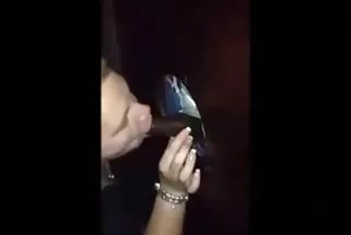 Egy fiatal pár hármasban dagadt picsák van egy mellkas nővel.