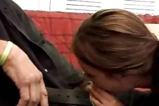 Egy fiatal orosz szőke szopás után első személyben ráugrik egy barátja brutal baszas hímtagjára.