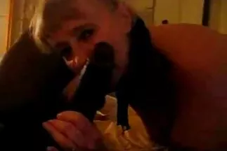A néger megtöltötte a barnát az ágyban, szex közelről és egy hatalmas farkat belerakott a fehér punciba.