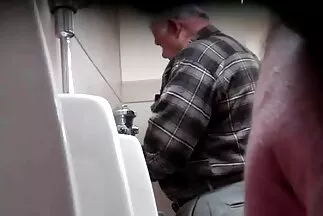 A fickó egy fiatal szuka ágyékába tette a törzsét, és krémes tortát amatör sex filmek ingyen készített.