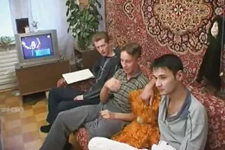 Felhívta a csajt filmet nézni, amatőr hármas szex ő meg otthon dugta magát.