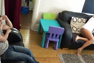 Az elvetemült leszbikusok meg akarják kóstolni barátjuk beleélvezés a pinába farkát.