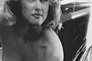 Egy slampos szőke megcsalja a punciba elvezesek férjét egy vendéggel.
