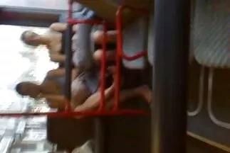 Három kurva nagy magyarul beszélő sexfilmek mellekkel a medence mellett nekiütközött a kakasnak.