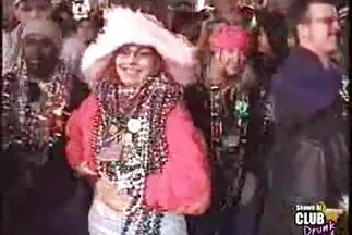 A fehér hajú sovány lány egyik kezével lerántja magát, és megnyalja a pénisz teljes hosszát. amatorszexvideo