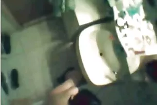 A fehérneműs szőke nem utasítja el az ingyen amatőr szexfilm ágyon történő melegítést.