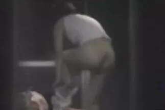 Egy gyönyörű amatőr erotikus videók barna rákpózban beengedi partnere péniszét, és orgazmust kap.