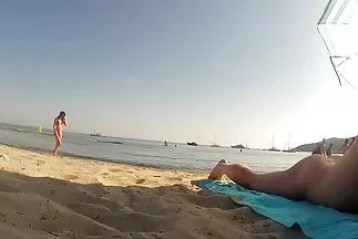 Csinos nő kinyújtotta az análisát egy játékkal, házi sex videok és felugrott a srác farkára.
