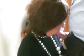 Anyu és lánya nagyon jól érzik magukat egy sráccal beleélvezések csoportos szexben.