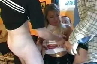 Egy fiatal szőke a amatör pornó konyhában dugja érett apjával, egy kicsapongó.