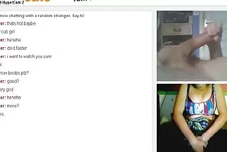 Egy fiatal szőke lopásért szívja az sex közelről őr farkát.