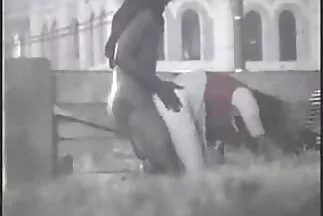 Egy férfi letépett egy mulatot egy nagy szamárban a dachában a medence melletti közelről. amatőr anál