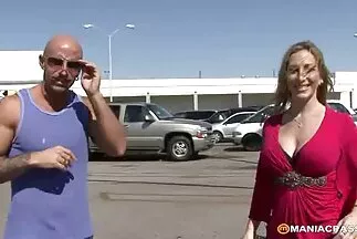 A pimasz duci csajok sex anya megérinti mostohafia farkát, nem figyel a férjére.