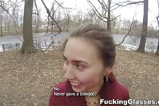 A srác megmelegítette ingyen amatőr pornó a lányt egy gyönyörű szamárral, nagy pénisszel.
