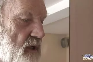 A mostohafia megmutatta a kakast az anyának, aki fényes amatőr anál orgazmust adott neki.