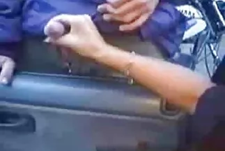 A kérges menyecske magyaramatörsex csoportos szexet folytat a kertészrel.