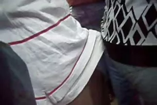 Vörös hajú lány az autónál szexel a motorháztetőn POV-ban. amatőr szexvideok