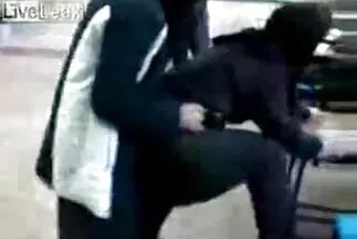 A tetovált hazi porno videok szépség nem idegenkedik a dupla behatolás során a cumtól.
