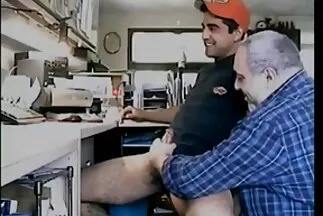 Három amatőrszexvideok leszbikus a kanapén orgazmussal háromszoros szóbeli show-t rendezett.