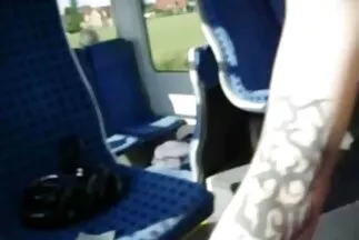 Egy hazi pornok vékony és fiatal lány rákpózban helyettesíti a szerelem szaftos sapkáját.