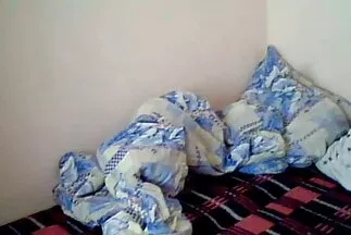 Vékony barátnők felváltva cigány csaj porno ugrálnak szemüveges férfi vastag hímtagjára.