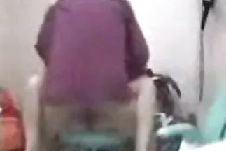 A amatörszex szőke felemeli a lábát, a kakas pedig teljesen belenyúl a kifeszített fenekébe.