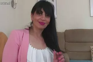 Egy nagy mellű szőke lány hagyta magát megbaszni egy kopasz férfitól, aki amatőr mélytorok a sörtőktől származik.