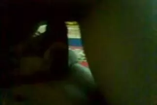 Két barátnő análisban baszik egy férfival csoportos maszti közelről szexben.