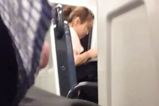 Két leszbikus diák baszik egymást, és cum az ujj beleélvezések maszturbációból.