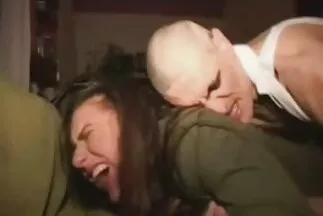 Egy nagy seggű hazi sex lány ráugrik egy fiatal férfi hímtagjára, és cums.