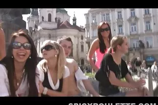 Gyönyörű leggingses leszbikusok szexelnek az fiatal csaj dugása edzőteremben.