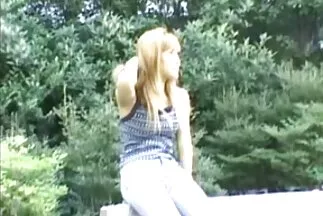 Egy hetyke mellű anya egy amatörszexvideo sráccal baszik, és beveszi a farkát a puncijába.