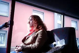 A fiatal szőke kitárta a puncira elvezes lábát mostohatestvérének.