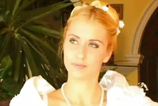 A fináléban egy fiatal barna beleegyezett, hogy házi amatőrszex pornót készítsen hason cumival.
