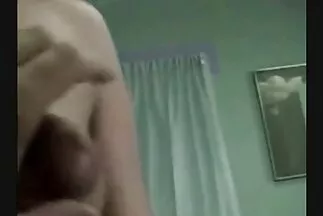Egy tapasztalt barna rövid ruhában széttárja a lábát amatőr szex videók fia barátja előtt.