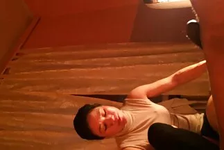 Néhány lány otthoni csoportos szexet folytatott egy sportedzővel, és amatőr erotika végül.