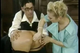 Egy barát erőszakos leszbikus amatőr sex video szexre csábít egy aranyos csajt.