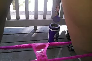 Egy vörös nyilvános dugás hajú csaj elbújt nyáron vidéki szomszédjával a szamárban.