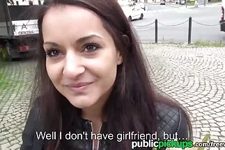 A csajok beleszeretnek egymásba és pontoznak egy férfit. porno casting magyarul