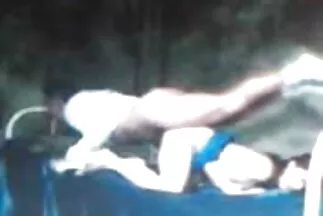 A porno közelről szőkék hármast rendeztek egy fekete férfinak hosszú csavarral, és elhozták az orgazmusig.