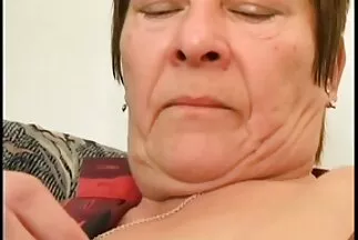 A barna, miután lemosta a padlót, szűk sapkáját helyettesíti a szexhez otthoni szex video a konyhában.