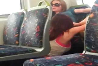 Ahelyett, hogy zongorázni tanulna, a szomszéd embere nagy kakassal veri a soványt amatőr szexfilm cumshottal.