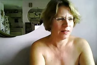 Busty anya megcsalja sex video ingyen férjét egy fiatal autószerelővel.