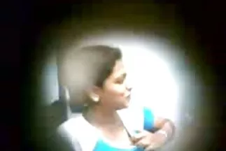 A amatőr sex videók szobakerékpáros lány széttárja a lábát és maszturbál a lyukain.