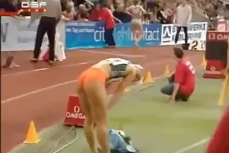 A leszbikusok gyengéd hazi szex video csókok után szájsimogatásokkal ellazítják egymást.