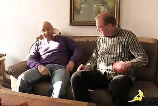A nagy mellű leszbikusok különböző amator anyukak pozíciókban simogatják egymást.