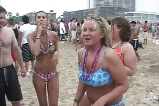 Dyke harisnyában pánt legjobb barátja mélyen amatör szexvideok feszített hasítékban.